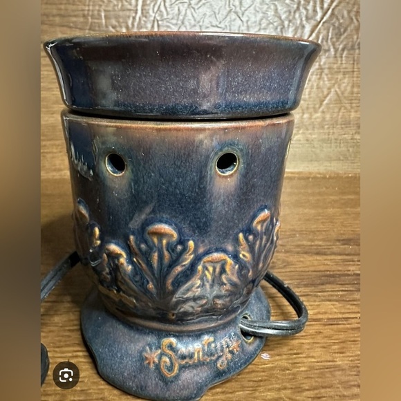 Brand new Full-Size Scentsy Wax Warmer Corinth in box with bulb - Picture 2 of 3